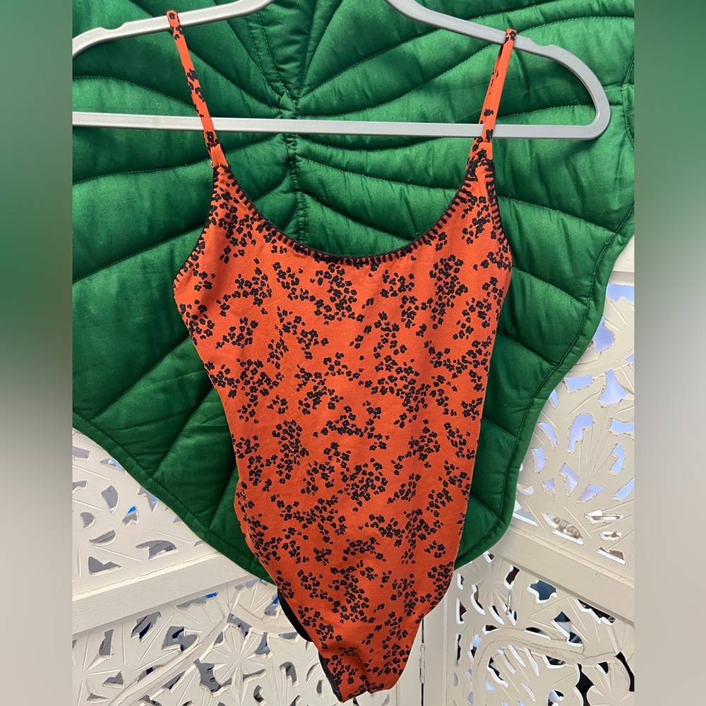 NWT Hurley leopard ditsy cheeky one piece swimsuit. Color:  Rust/black